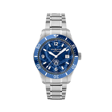 imagem frontal do Montblanc 1858 Iced Sea Automatic Date, relógio de mergulho desportivo com um mostrador inspirado nas profundezas de um mar nórdico e detalhes prateados