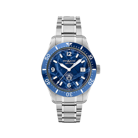 imagem frontal do Montblanc 1858 Iced Sea Automatic Date, relógio de mergulho desportivo com um mostrador inspirado nas profundezas de um mar nórdico e detalhes prateados