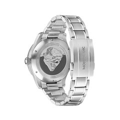 imagem com detalhe da parte inferior do relógio em aço inoxidável com detalhe do MONTBLANC