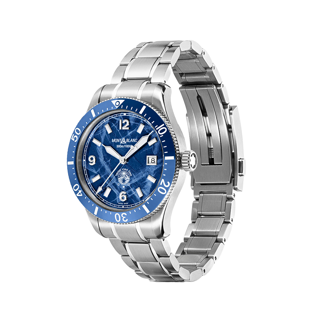 imagem semi lateral do Montblanc 1858 Iced Sea Automatic Date, relógio de mergulho desportivo com um mostrador inspirado nas profundezas de um mar nórdico e detalhes prateados