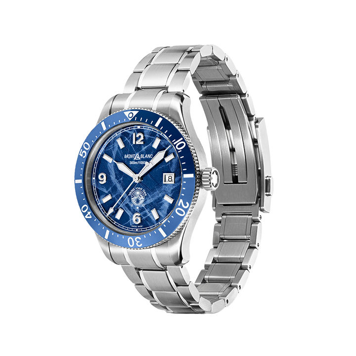 imagem semi lateral do Montblanc 1858 Iced Sea Automatic Date, relógio de mergulho desportivo com um mostrador inspirado nas profundezas de um mar nórdico e detalhes prateados