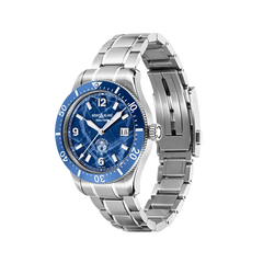 imagem semi lateral do Montblanc 1858 Iced Sea Automatic Date, relógio de mergulho desportivo com um mostrador inspirado nas profundezas de um mar nórdico e detalhes prateados