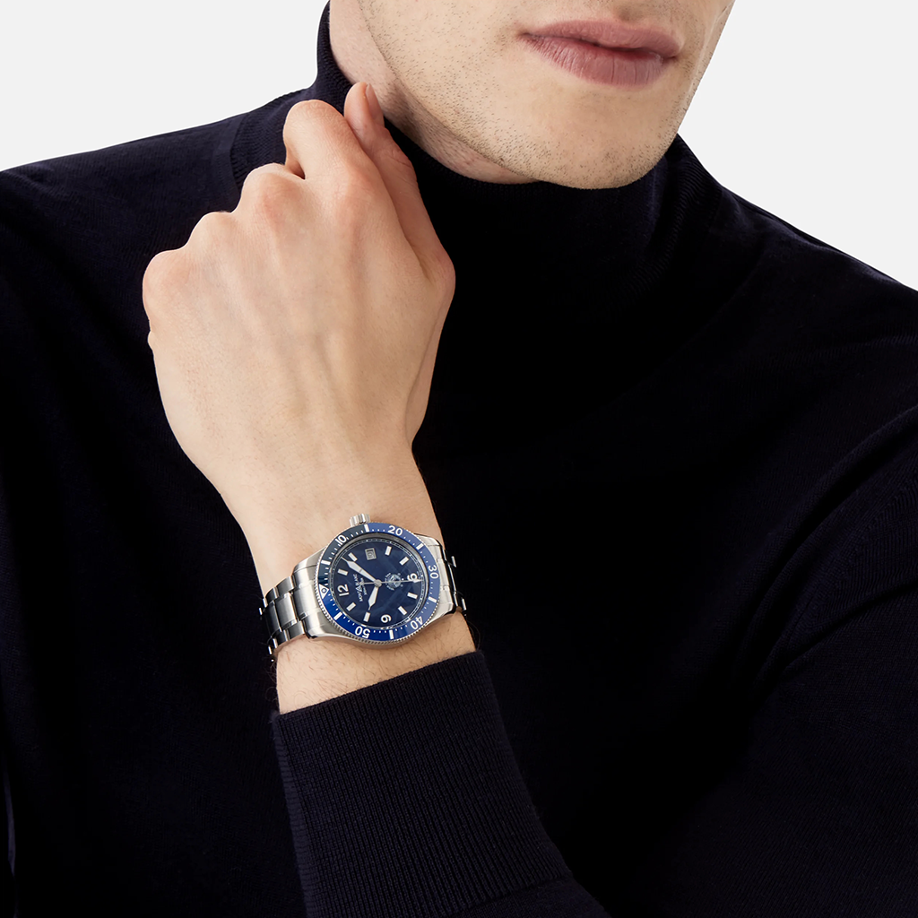 imagem de senhor com camisola preta a usar o Montblanc 1858 Iced Sea Automatic Date, relógio de mergulho desportivo com um mostrador inspirado nas profundezas de um mar nórdico e detalhes prateados