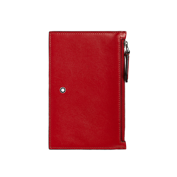 Carteira de couro vermelha da Montblanc com orientação vertical, apresentando um fecho de botão de pressão em tom prateado e um compartimento com zíper lateral. A carteira exibe o emblemático emblema branco da Montblanc perto do canto inferior direito, indicativo do status de luxo da marca. A textura do couro parece lisa e a cor é vibrante, sugerindo material e artesanato de alta qualidade.