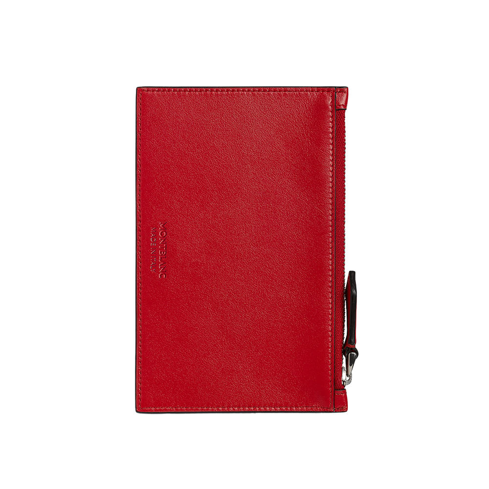 Uma carteira de couro da Montblanc na cor vermelha vibrante, apresentando uma orientação vertical com couro texturizado visível. O nome da marca ‘MONTBLANC’ está em relevo em letras maiúsculas na parte inferior. A carteira tem bordas costuradas de forma limpa e inclui um laço preto com um clipe prateado na lateral para funcionalidade e estilo adicionais.