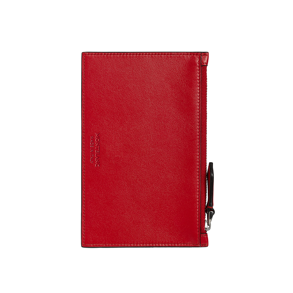 Uma carteira de couro da Montblanc na cor vermelha vibrante, apresentando uma orientação vertical com couro texturizado visível. O nome da marca ‘MONTBLANC’ está em relevo em letras maiúsculas na parte inferior. A carteira tem bordas costuradas de forma limpa e inclui um laço preto com um clipe prateado na lateral para funcionalidade e estilo adicionais.