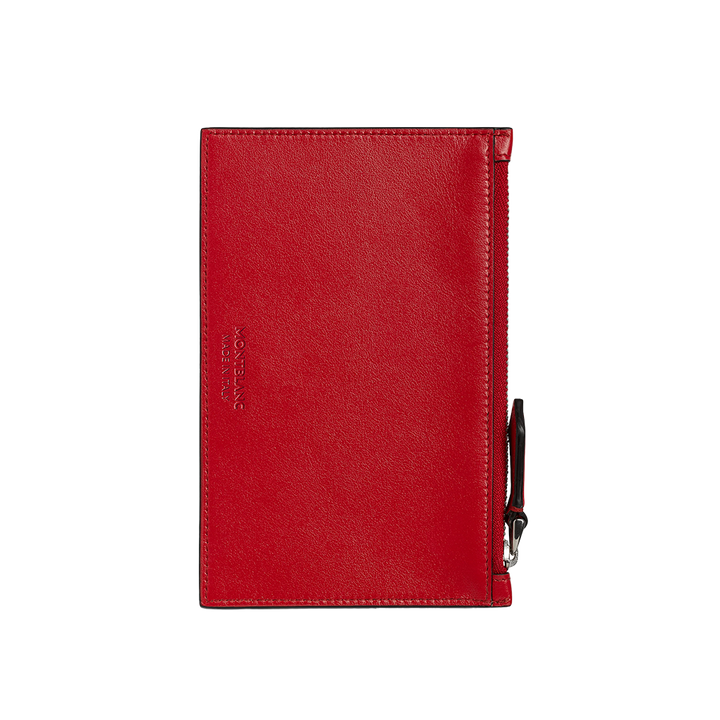 Uma carteira de couro da Montblanc na cor vermelha vibrante, apresentando uma orientação vertical com couro texturizado visível. O nome da marca ‘MONTBLANC’ está em relevo em letras maiúsculas na parte inferior. A carteira tem bordas costuradas de forma limpa e inclui um laço preto com um clipe prateado na lateral para funcionalidade e estilo adicionais.