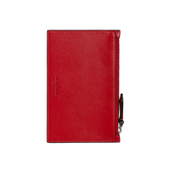 Uma carteira de couro da Montblanc na cor vermelha vibrante, apresentando uma orientação vertical com couro texturizado visível. O nome da marca ‘MONTBLANC’ está em relevo em letras maiúsculas na parte inferior. A carteira tem bordas costuradas de forma limpa e inclui um laço preto com um clipe prateado na lateral para funcionalidade e estilo adicionais.