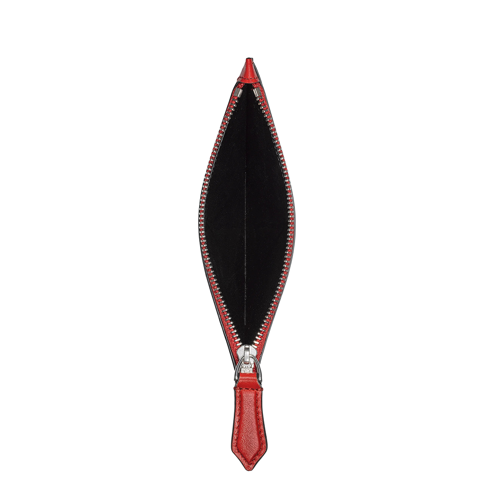 Uma carteira de couro aberta da Montblanc, exibindo seu elegante exterior preto com costura visível ao longo das bordas. O interior também é preto, com uma borda vermelha contrastante e uma peça de metal em tom prateado na dobra, indicativa da atenção aos detalhes e design de luxo da marca.