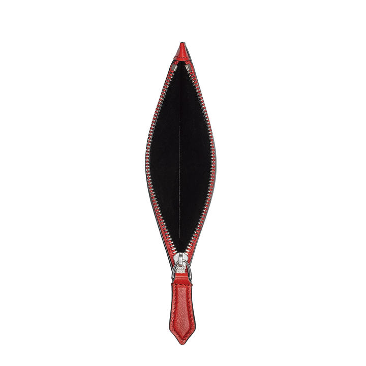 Uma carteira de couro aberta da Montblanc, exibindo seu elegante exterior preto com costura visível ao longo das bordas. O interior também é preto, com uma borda vermelha contrastante e uma peça de metal em tom prateado na dobra, indicativa da atenção aos detalhes e design de luxo da marca.