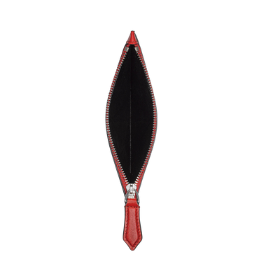 Uma carteira de couro aberta da Montblanc, exibindo seu elegante exterior preto com costura visível ao longo das bordas. O interior também é preto, com uma borda vermelha contrastante e uma peça de metal em tom prateado na dobra, indicativa da atenção aos detalhes e design de luxo da marca.