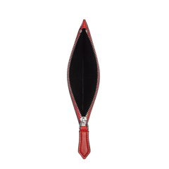 Uma carteira de couro aberta da Montblanc, exibindo seu elegante exterior preto com costura visível ao longo das bordas. O interior também é preto, com uma borda vermelha contrastante e uma peça de metal em tom prateado na dobra, indicativa da atenção aos detalhes e design de luxo da marca.