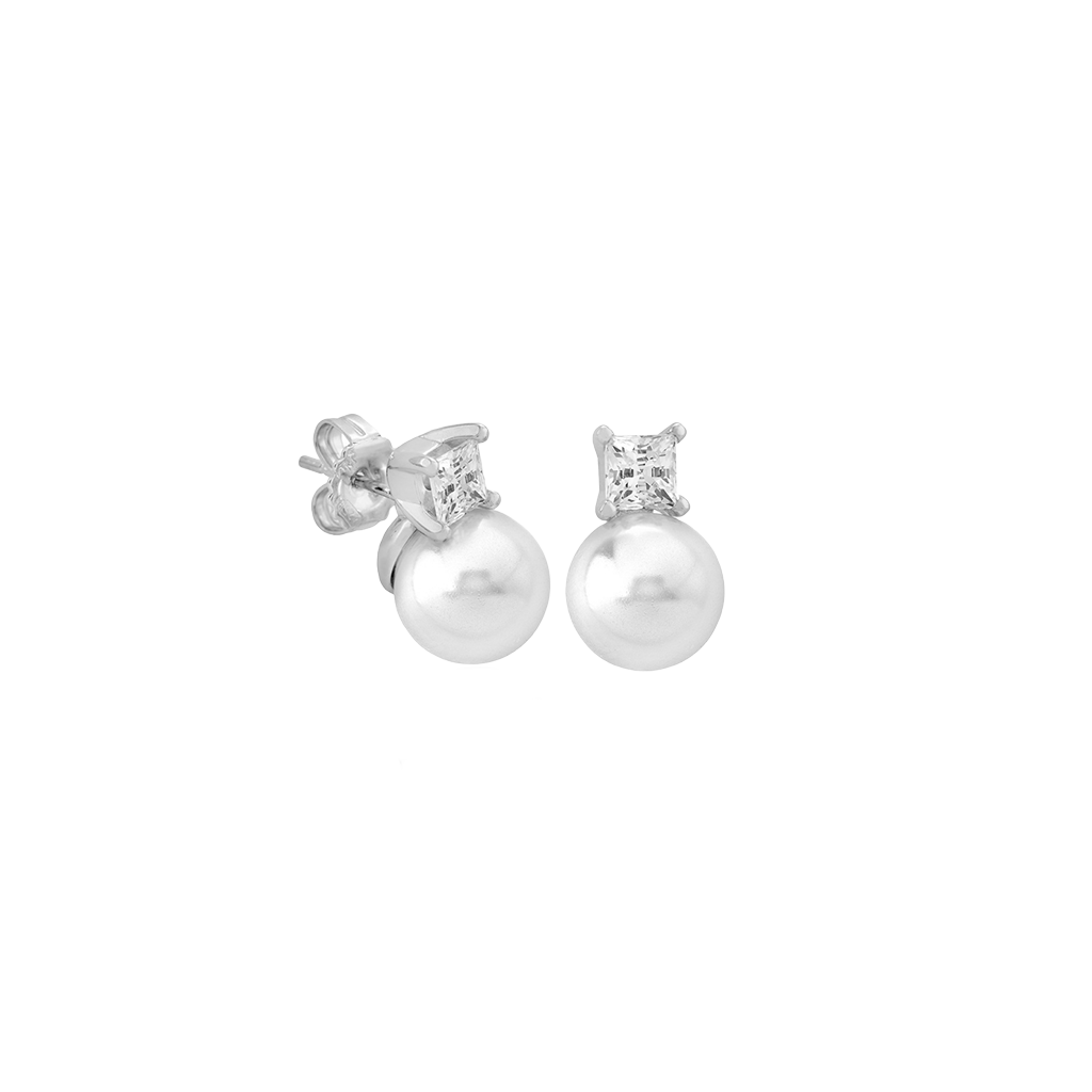 Um par de brincos de prata banhados a ródio, apresentando gotas de pérola Murano. Cada brinco tem uma pérola branca redonda e lustrosa pendurada abaixo de uma pedra cintilante de zircônia cúbica, fixada em uma configuração clássica de quatro garras. A combinação do revestimento reflexivo de ródio e as pérolas iridescentes cria uma peça elegante e atemporal de joalheria.