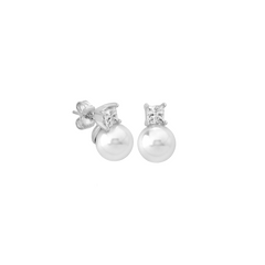 Um par de brincos de prata banhados a ródio, apresentando gotas de pérola Murano. Cada brinco tem uma pérola branca redonda e lustrosa pendurada abaixo de uma pedra cintilante de zircônia cúbica, fixada em uma configuração clássica de quatro garras. A combinação do revestimento reflexivo de ródio e as pérolas iridescentes cria uma peça elegante e atemporal de joalheria.