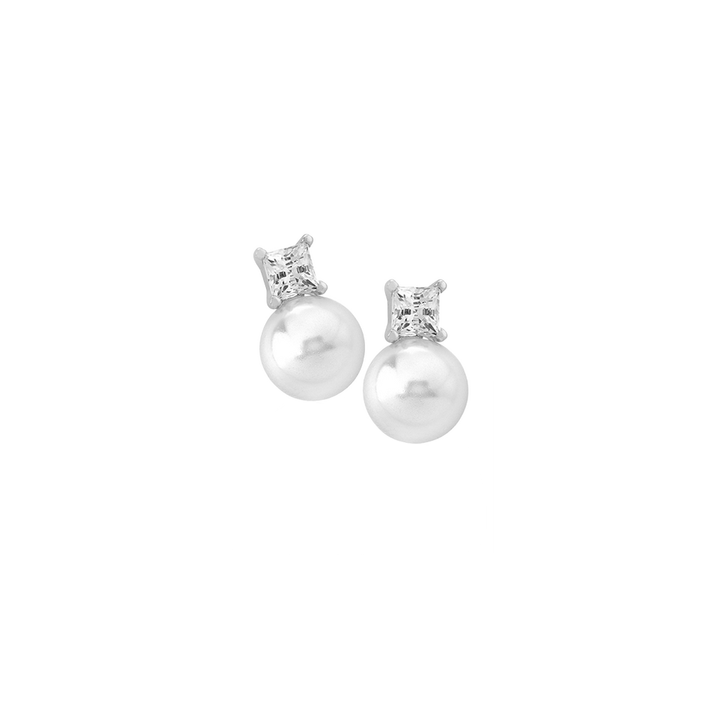 Brincos elegantes banhados a ródio em prata, apresentando gotas de pérola Murano. Os brincos têm um acabamento polido, com as pérolas presas abaixo de um pequeno aglomerado de pedras cintilantes de zircônia cúbica dispostas em uma formação quadrada no poste. O design geral é elegante e simples, adequado para uso casual e formal.