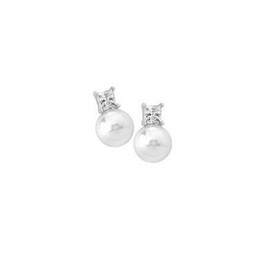 Brincos elegantes banhados a ródio em prata, apresentando gotas de pérola Murano. Os brincos têm um acabamento polido, com as pérolas presas abaixo de um pequeno aglomerado de pedras cintilantes de zircônia cúbica dispostas em uma formação quadrada no poste. O design geral é elegante e simples, adequado para uso casual e formal.