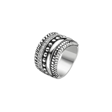 .Um anel de prata banhado a platina, apresentando múltiplas bandas combinadas em uma única peça. O design inclui detalhes intrincados, como bordas com contas e fileiras de pequenas pedras de zircônia de corte redondo que adicionam um efeito cintilante à aparência do anel. O artesanato exibe uma mistura de texturas, com algumas bandas tendo um acabamento suave e outras exibindo uma superfície padronizada, contribuindo para o visual luxuoso e elegante do anel.