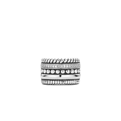 vista superior de anel de prata banhado a platina, apresentando múltiplas bandas combinadas em uma única peça. O design inclui detalhes intrincados, como bordas com contas e fileiras de pequenas pedras de zircônia de corte redondo que adicionam um efeito cintilante à aparência do anel. O artesanato exibe uma mistura de texturas, com algumas bandas tendo um acabamento suave e outras exibindo uma superfície padronizada, contribuindo para o visual luxuoso e elegante do anel.
