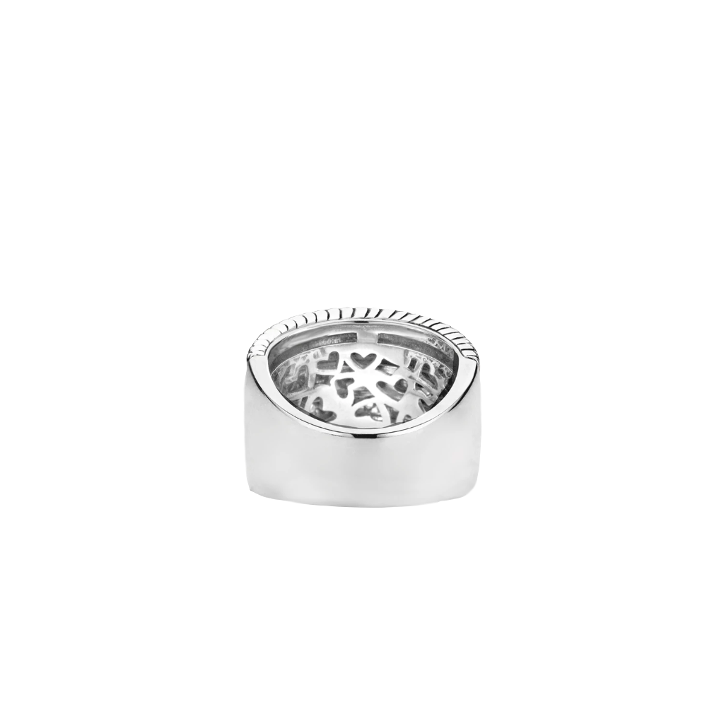 Uma imagem de um anel de prata banhado a platina, apresentando uma banda larga com um acabamento liso e polido. O anel tem um design de recorte intrincado na metade superior, revelando várias pedras de zircônia definidas dentro do padrão, o que adiciona um brilho sutil à peça. O artesanato mostra uma mistura de estilo moderno com elegância clássica