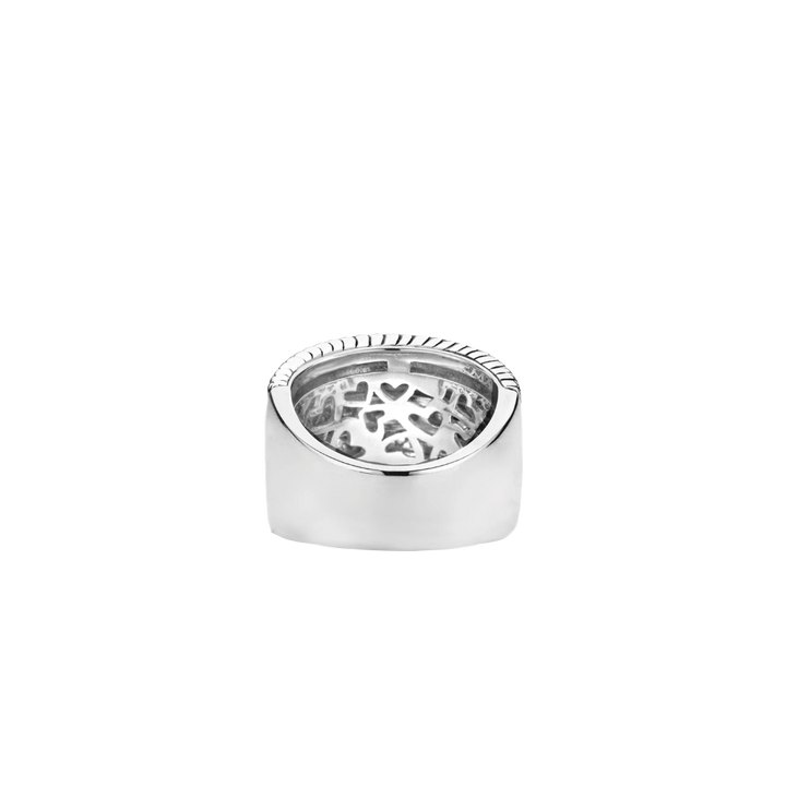 Uma imagem de um anel de prata banhado a platina, apresentando uma banda larga com um acabamento liso e polido. O anel tem um design de recorte intrincado na metade superior, revelando várias pedras de zircônia definidas dentro do padrão, o que adiciona um brilho sutil à peça. O artesanato mostra uma mistura de estilo moderno com elegância clássica