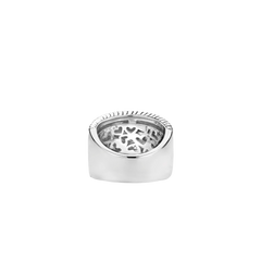 Uma imagem de um anel de prata banhado a platina, apresentando uma banda larga com um acabamento liso e polido. O anel tem um design de recorte intrincado na metade superior, revelando várias pedras de zircônia definidas dentro do padrão, o que adiciona um brilho sutil à peça. O artesanato mostra uma mistura de estilo moderno com elegância clássica