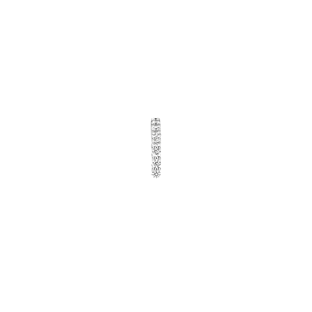 Imagem lateral de um anel em aço banhado a platina, adornado com várias pedras de zircónia de corte redondo, dispostas em uma única fileira ao longo da metade superior da banda. O anel é exibido contra um fundo branco simples, destacando seu acabamento lustroso e a clareza cintilante das gemas.