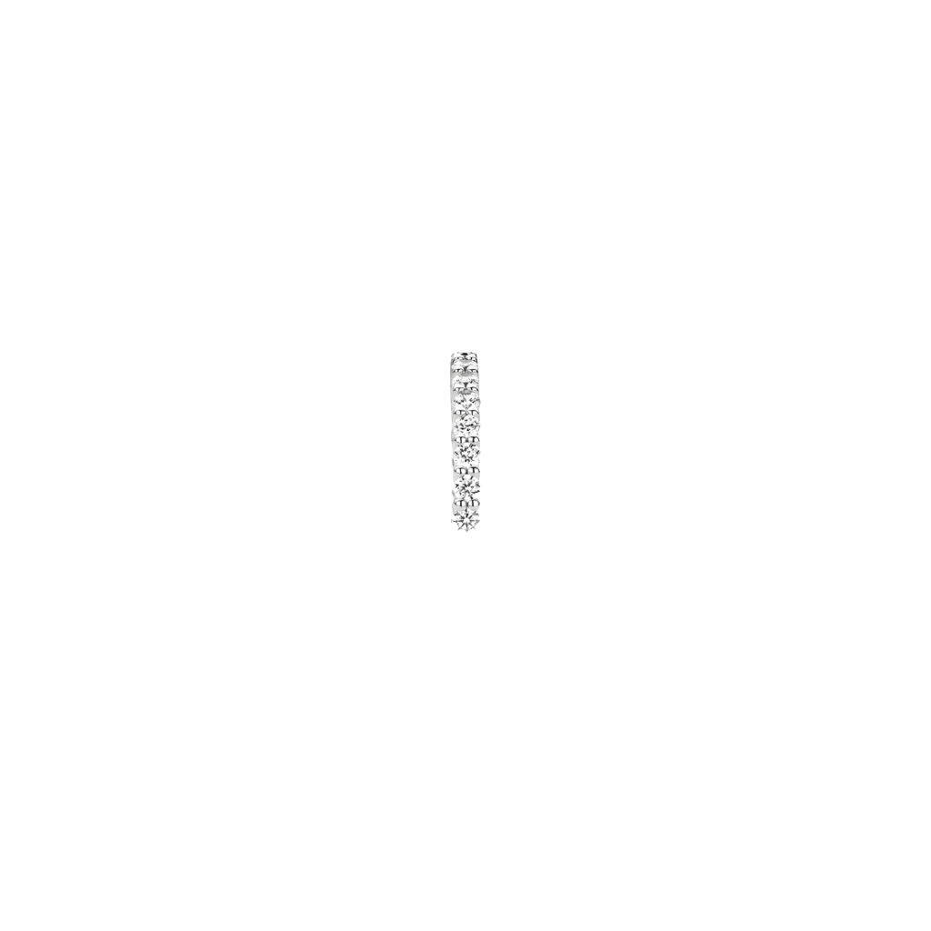 Imagem lateral de um anel em aço banhado a platina, adornado com várias pedras de zircónia de corte redondo, dispostas em uma única fileira ao longo da metade superior da banda. O anel é exibido contra um fundo branco simples, destacando seu acabamento lustroso e a clareza cintilante das gemas.