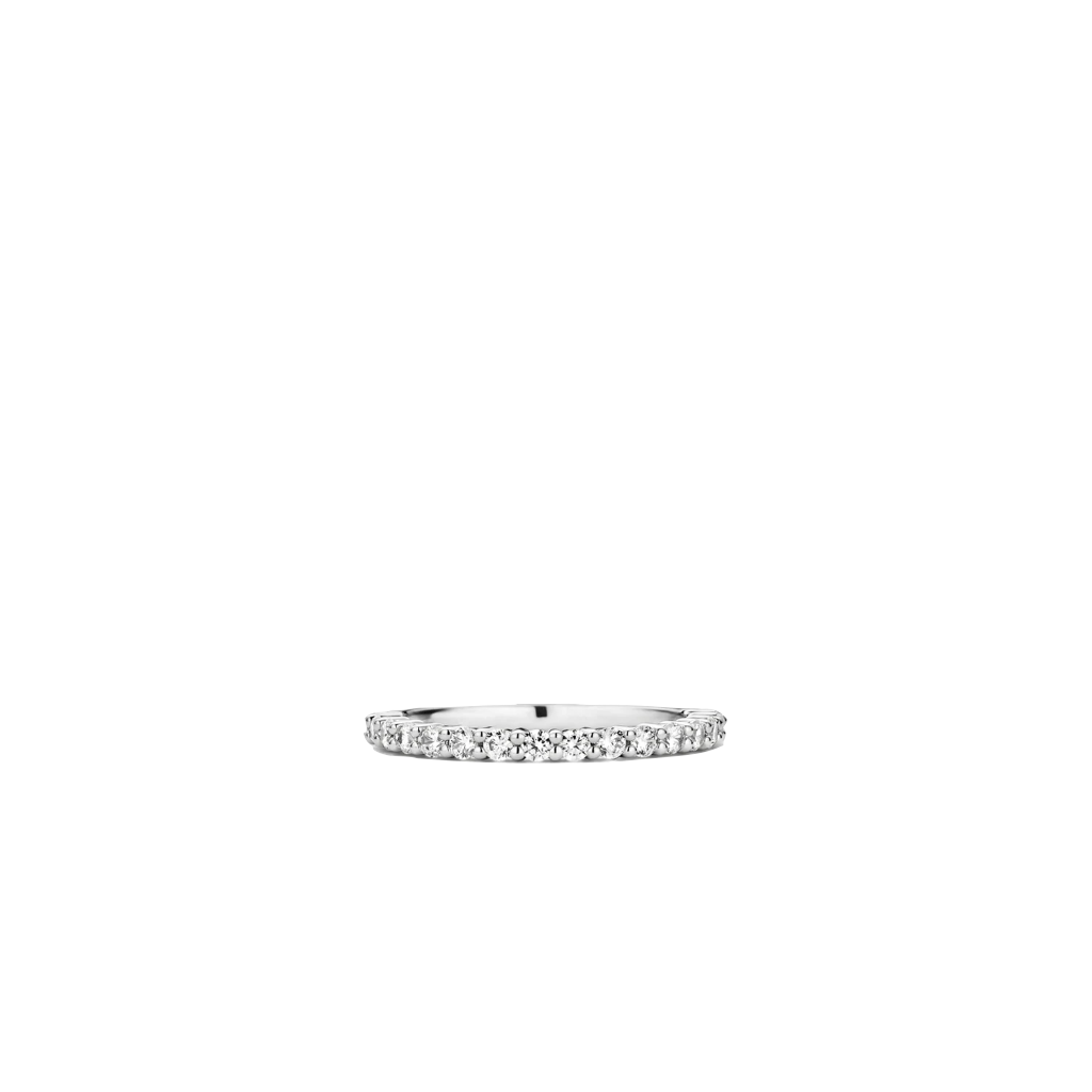 Imagem da vista superior de um anel em aço banhado a platina, adornado com várias pedras de zircónia de corte redondo, dispostas em uma única fileira ao longo da metade superior da banda. O anel é exibido contra um fundo branco simples, destacando seu acabamento lustroso e a clareza cintilante das gemas.