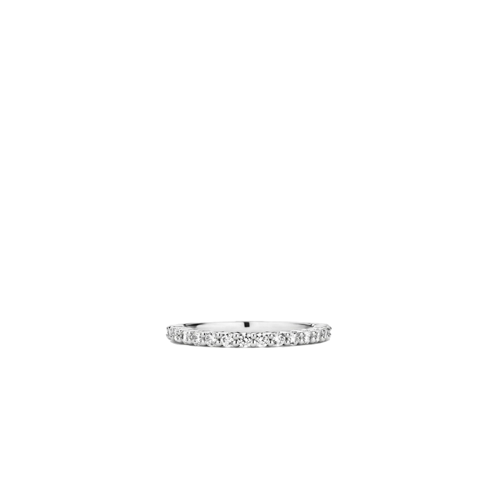 Imagem da vista superior de um anel em aço banhado a platina, adornado com várias pedras de zircónia de corte redondo, dispostas em uma única fileira ao longo da metade superior da banda. O anel é exibido contra um fundo branco simples, destacando seu acabamento lustroso e a clareza cintilante das gemas.