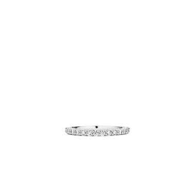 Imagem da vista superior de um anel em aço banhado a platina, adornado com várias pedras de zircónia de corte redondo, dispostas em uma única fileira ao longo da metade superior da banda. O anel é exibido contra um fundo branco simples, destacando seu acabamento lustroso e a clareza cintilante das gemas.