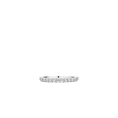 Imagem da vista superior de um anel em aço banhado a platina, adornado com várias pedras de zircónia de corte redondo, dispostas em uma única fileira ao longo da metade superior da banda. O anel é exibido contra um fundo branco simples, destacando seu acabamento lustroso e a clareza cintilante das gemas.