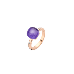 m anel elegante com uma banda de ouro rosa e uma grande ametista redonda no centro. A banda tem um pequeno diamante embutido perto da base de um dos lados, adicionando um detalhe sutil ao design.