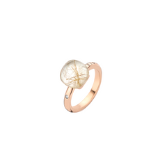 Um anel de ouro rosa com uma pedra preciosa redonda e facetada de Quartzo Rutilado no centro. A pedra possui um padrão intricado de linhas e facetas que captam a luz, proporcionando um brilho distinto. Em um dos lados da banda, perto da pedra central, há um pequeno diamante redondo embutido