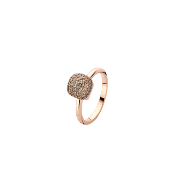 Um anel de ouro rosa com um conjunto central de diamantes redondos pavé. A banda é lisa e polida, com um perfil fino que acentua o brilho dos vários pequenos diamantes agrupados no centro. 