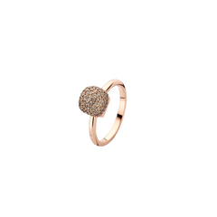 Um anel de ouro rosa com um conjunto central de diamantes redondos pavé. A banda é lisa e polida, com um perfil fino que acentua o brilho dos vários pequenos diamantes agrupados no centro. 