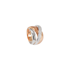 Um anel elegante apresentando um design torcido com duas bandas entrelaçadas, uma feita de ouro polido e a outra incrustada com diamantes cintilantes em um fundo branco.