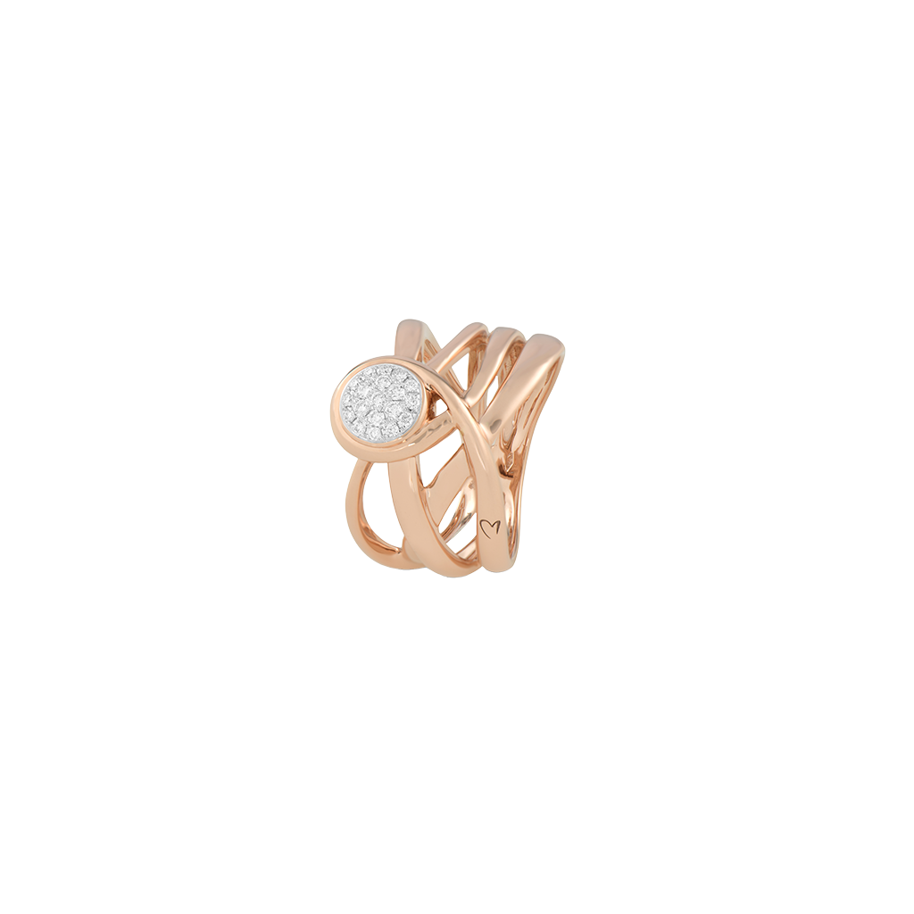 Um anel elegante em ouro rosa apresentando um design de banda entrelaçada única com um agrupamento circular de diamantes no centro