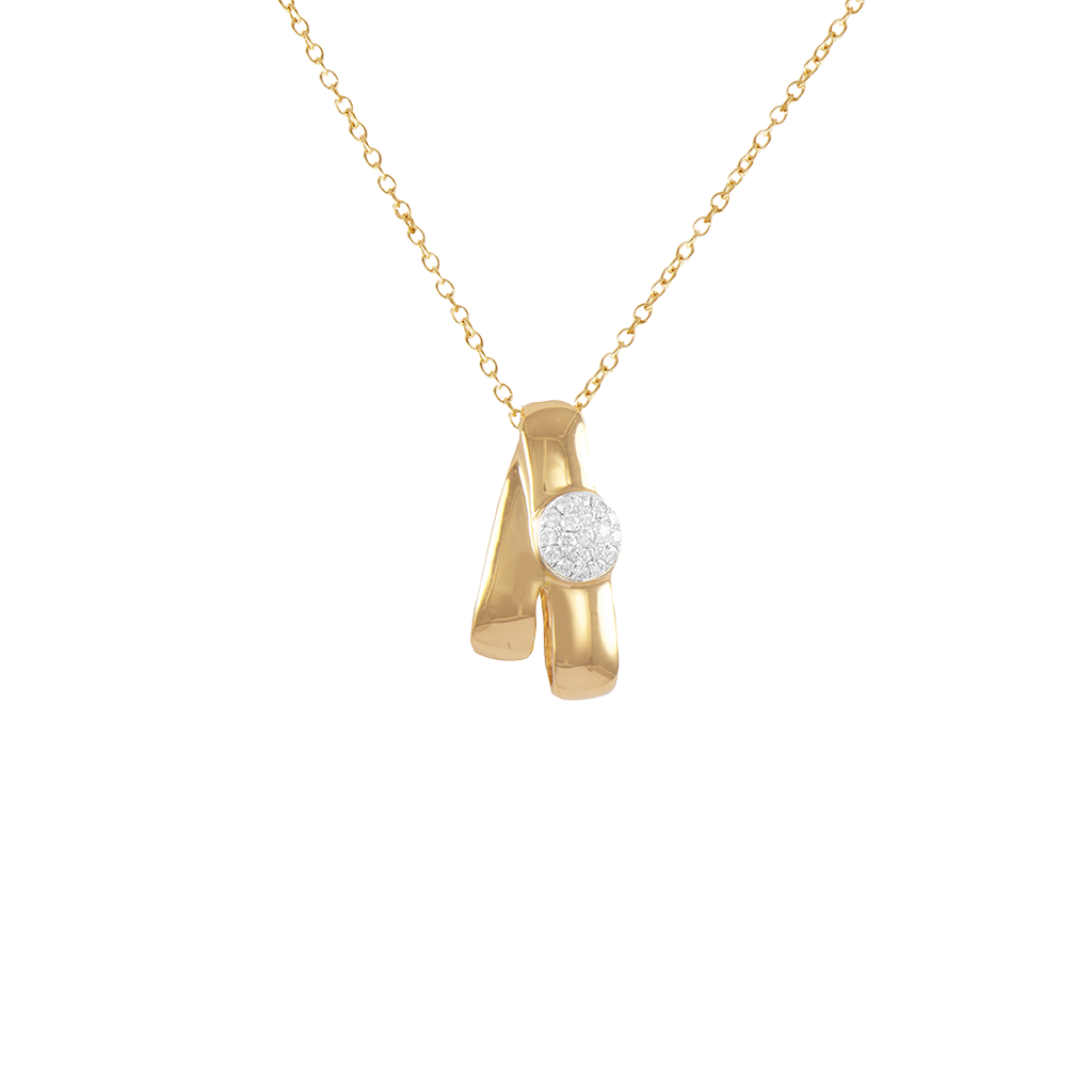 Um colar de ouro com um pendente em forma de letra ‘A’ estilizada, apresentando um conjunto circular de diamantes no centro. O pendente está preso a uma corrente delicada de ouro com elos pequenos e espaçados uniformemente, refletindo a luz e indicando um acabamento polido. 