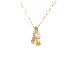 Um colar de ouro com um pendente em forma de letra ‘A’ estilizada, apresentando um conjunto circular de diamantes no centro. O pendente está preso a uma corrente delicada de ouro com elos pequenos e espaçados uniformemente, refletindo a luz e indicando um acabamento polido. 