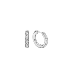 Um par de argolas de prata banhadas a ródio, cada uma incrustada com uma fileira de pedras de zircónia cintilantes na borda externa. O design é simples, mas elegante, apresentando um acabamento suave em prata com as zircónias adicionando um toque de glamour.