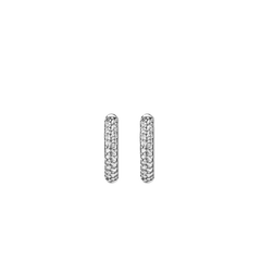 Pormenor de zircónias cravadas em argolas de prata