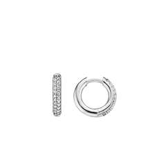 Um par de argolas de prata banhadas a ródio com pedras de zircónia. A imagem mostra um brinco de frente exibindo a fileira de pedras de zircónia incrustadas ao longo da sua borda, e o outro brinco é visto de lado, destacando sua forma circular e mecanismo de fecho.