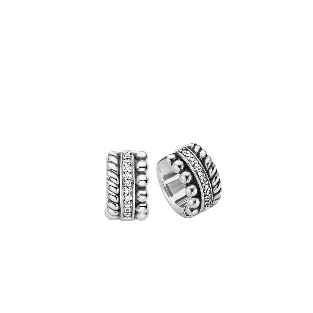 Um par de argolas de prata banhadas a ródio, destacando-se com pedras de zircónia branca. Os brincos apresentam um design que inclui várias zircónias pequenas e de corte redondo, dispostas numa linha ao longo do centro de cada argola, ladeadas por detalhes de prata polida que realçam o brilho das pedras. A imagem mostra os brincos contra um fundo branco simples, destacando sua aparência brilhante e luxuosa