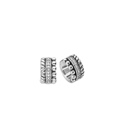 Um par de argolas de prata banhadas a ródio, destacando-se com pedras de zircónia branca. Os brincos apresentam um design que inclui várias zircónias pequenas e de corte redondo, dispostas numa linha ao longo do centro de cada argola, ladeadas por detalhes de prata polida que realçam o brilho das pedras. A imagem mostra os brincos contra um fundo branco simples, destacando sua aparência brilhante e luxuosa