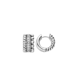 Um par de argolas de prata banhadas a ródio, incrustadas com pedras de zircónia branca. A argola da esquerda mostra uma vista frontal, exibindo várias pedras de zircónia dispostas numa única fila ao longo da metade frontal da argola. A argola da direita é mostrada de um ângulo lateral, destacando o design texturizado na borda externa que complementa a superfície interna lisa. Ambas as argolas têm um fecho articulado e exibem um acabamento metálico brilhante que realça a sua elegância.