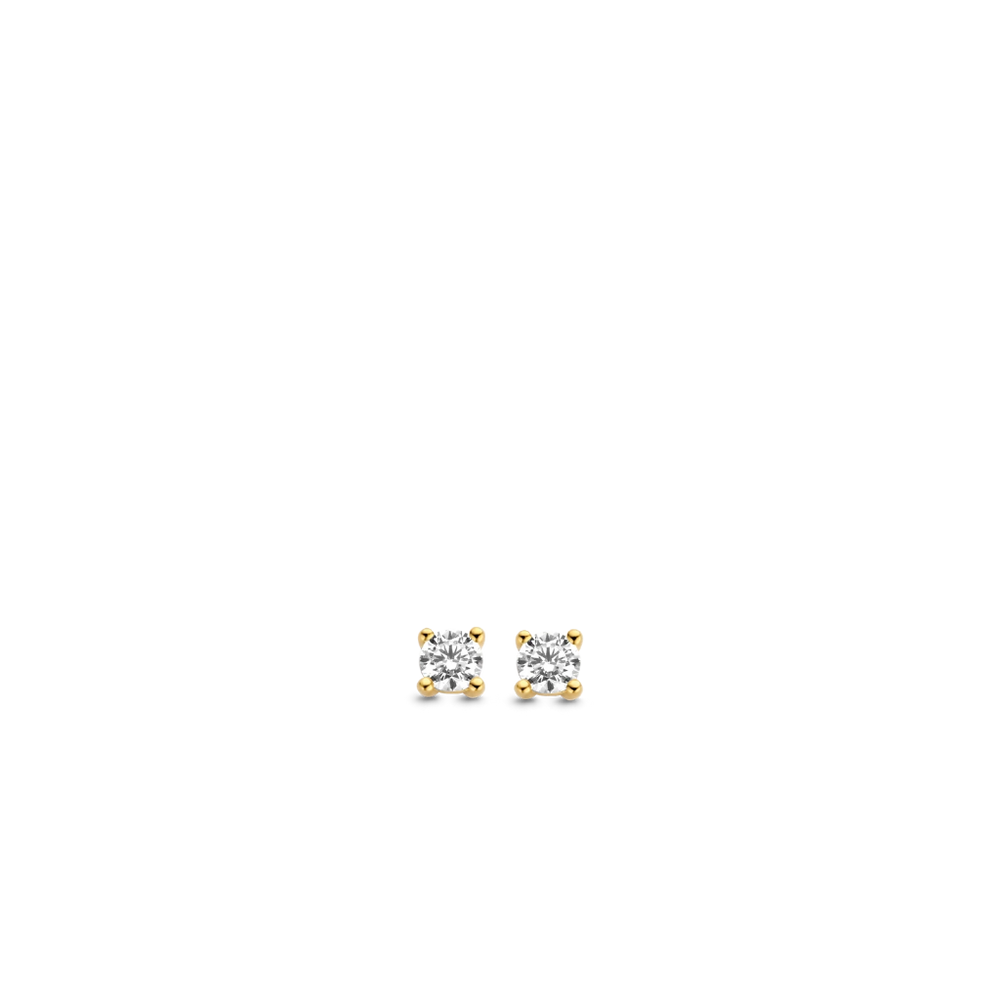 Um par de brincos Ti Sento de prata banhados a ouro, apresentando um design simples, mas elegante, com uma única pedra de zircónia fixada em cada brinco. As zircónias são exibidas de forma proeminente, cintilando contra o contraste do banho de ouro, que adiciona um toque de luxo e sofisticação ao visual geral destes brincos de botão.