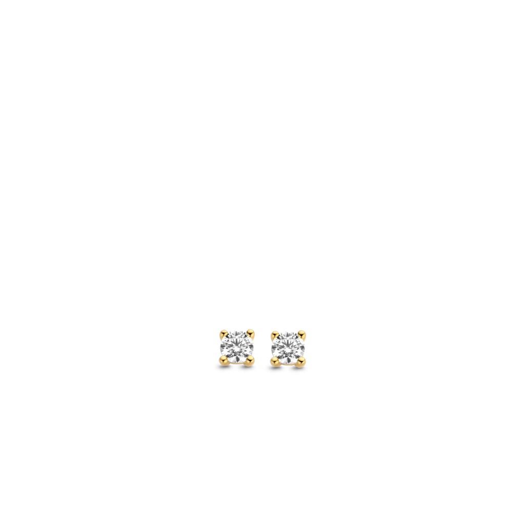Um par de brincos Ti Sento de prata banhados a ouro, apresentando um design simples, mas elegante, com uma única pedra de zircónia fixada em cada brinco. As zircónias são exibidas de forma proeminente, cintilando contra o contraste do banho de ouro, que adiciona um toque de luxo e sofisticação ao visual geral destes brincos de botão.