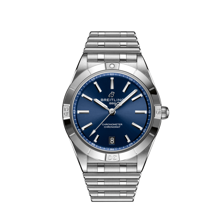 Um relógio de pulso Breitling Chronometer em aço inoxidável com uma pulseira de elos. O relógio tem um mostrador azul com ponteiros e marcadores de hora em tom prateado. Há uma exibição de data na posição das 6 horas, e o nome da marca “Breitling 1884” está inscrito na parte superior. O relógio também apresenta o texto “Chronometer Certified” ao longo da parte inferior do mostrador.