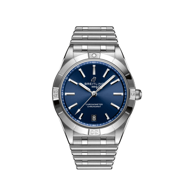 Um relógio de pulso Breitling Chronometer em aço inoxidável com uma pulseira de elos. O relógio tem um mostrador azul com ponteiros e marcadores de hora em tom prateado. Há uma exibição de data na posição das 6 horas, e o nome da marca “Breitling 1884” está inscrito na parte superior. O relógio também apresenta o texto “Chronometer Certified” ao longo da parte inferior do mostrador.