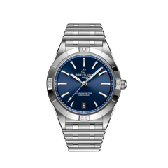 Um relógio de pulso Breitling Chronometer em aço inoxidável com uma pulseira de elos. O relógio tem um mostrador azul com ponteiros e marcadores de hora em tom prateado. Há uma exibição de data na posição das 6 horas, e o nome da marca “Breitling 1884” está inscrito na parte superior. O relógio também apresenta o texto “Chronometer Certified” ao longo da parte inferior do mostrador.